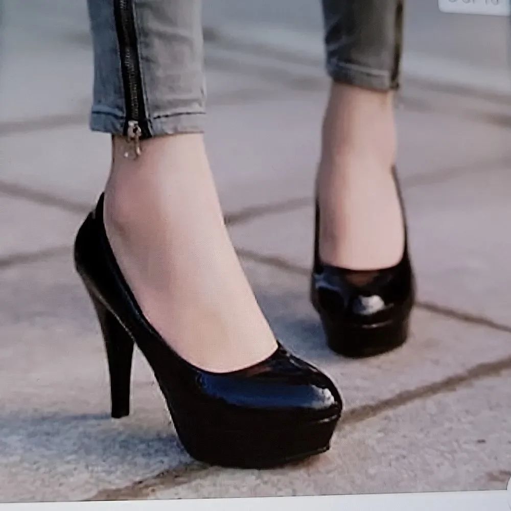 BANDOLINO ROUND TOE SLIP-ON WOMEN"S HEEL SHOE